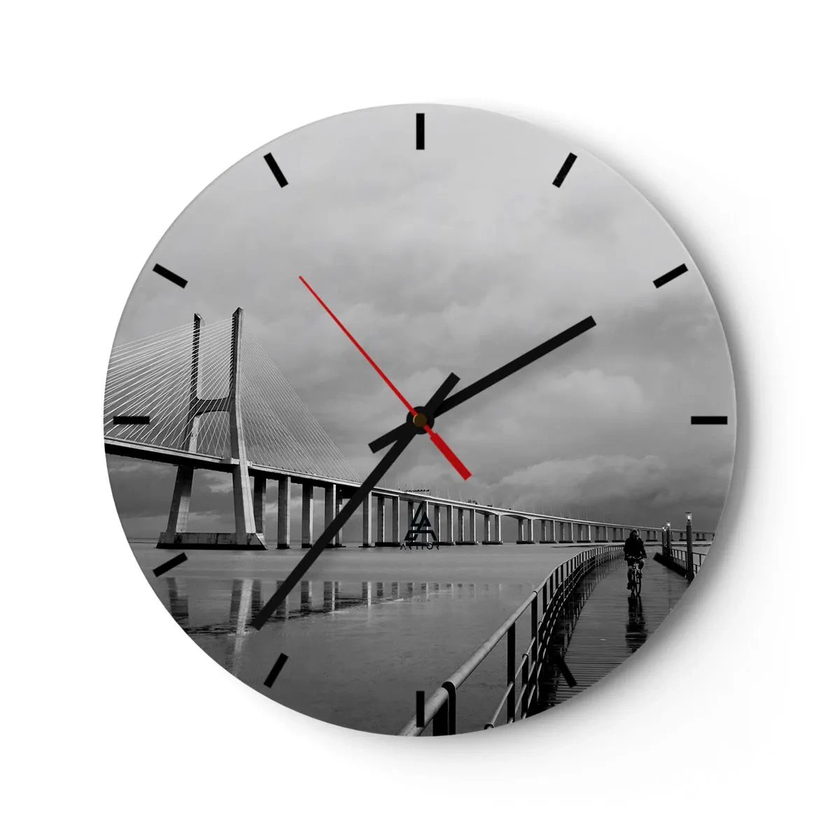 Reloj de pared - Reloj de vidrio - Un puente con un ciclista en el camino en un día lluvioso. - 30x30cm - A cada uno lo suyo - Decoración de pared moderna para salón, cocina y dormitorio ARTTOR