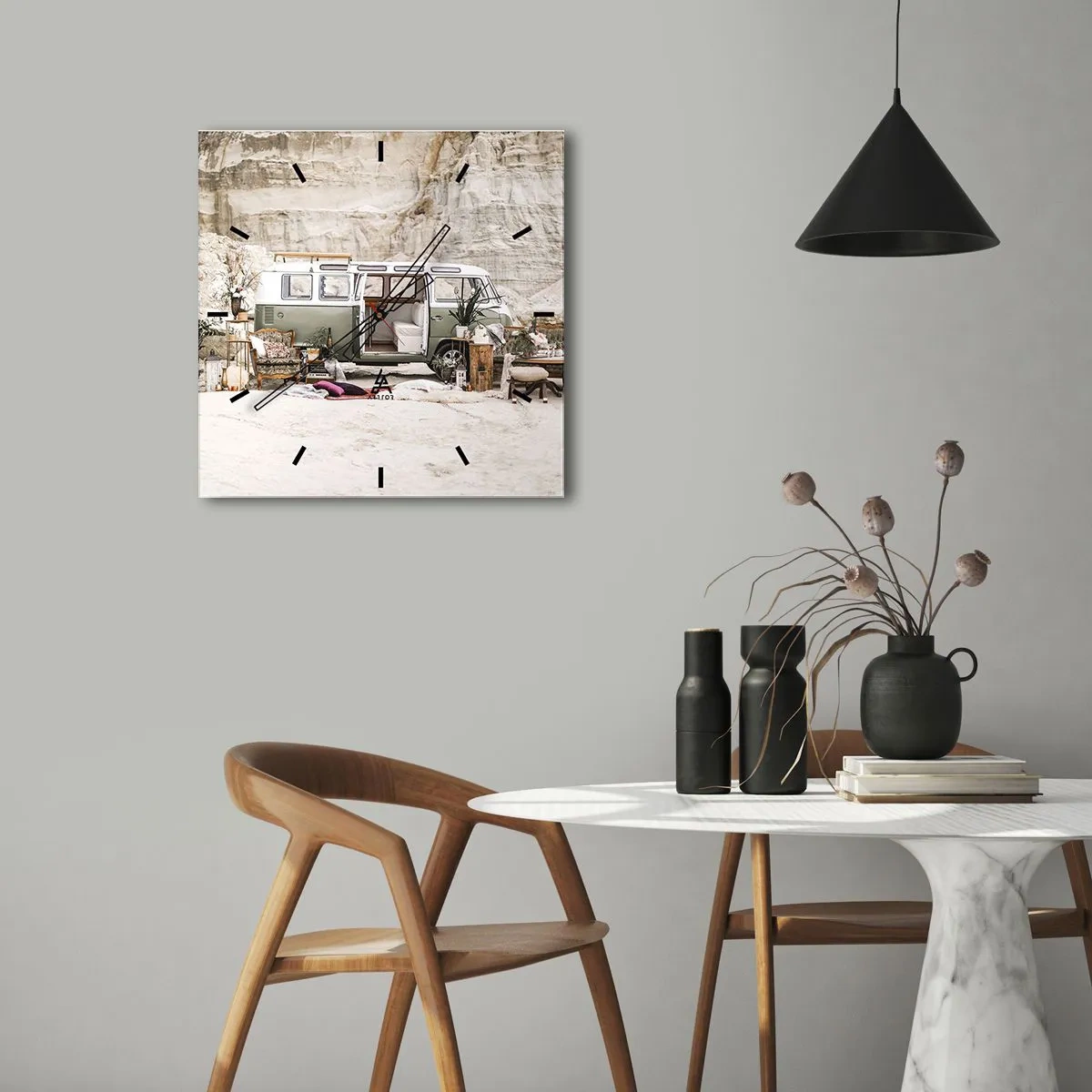 Reloj de pared - Reloj de vidrio - Una caravana retro con diseño boho frente a un paisaje rocoso. - 30x30cm - Hora de empezar el viaje - Decoración de pared moderna para salón y dormitorio ARTTOR