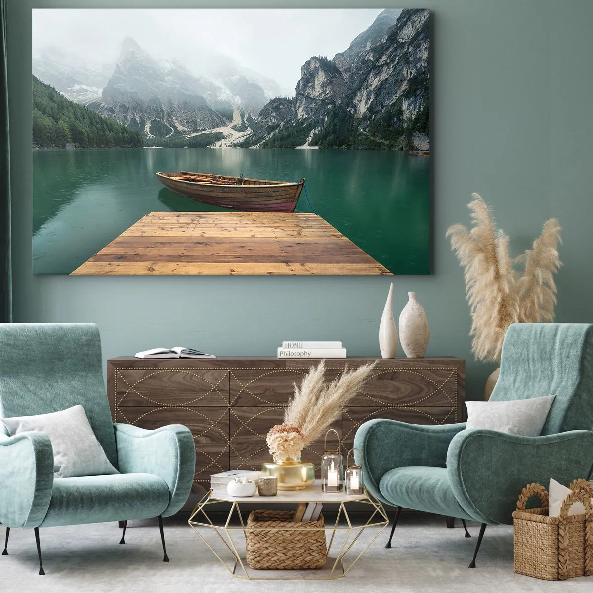 Cuadro sobre lienzo - Impresión de Imagen - Un barco de madera en un muelle en un lago rodeado de montañas. - 70x50cm - Paisaje inolvidable - Decoración de pared moderna para salón y dormitorio ARTTOR