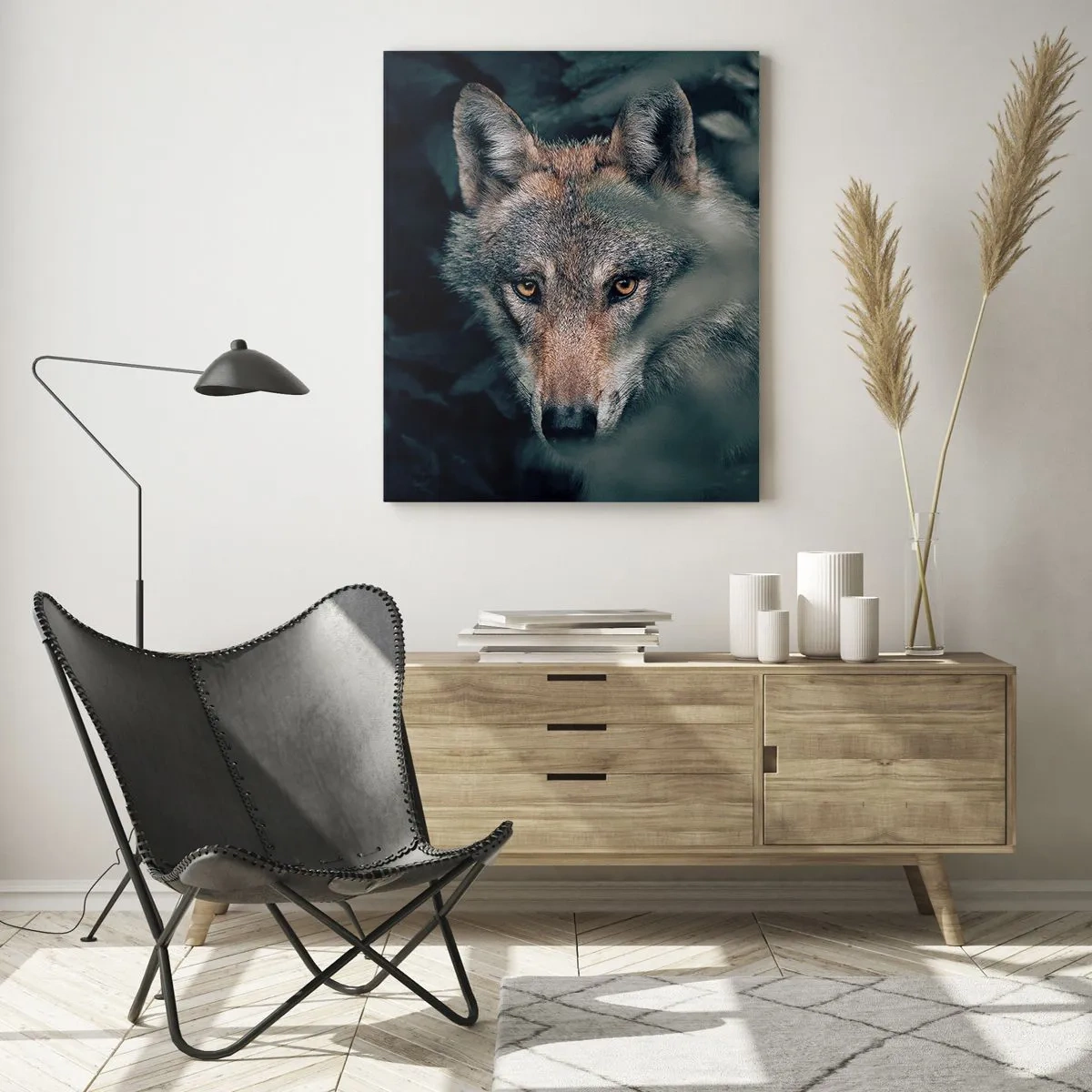 Cuadro sobre vidrio - Impresiones sobre Vidrio - Un lobo en su entorno natural, mirando desde las profundidades del bosque. - 70x100cm - Cazador - Decoración de pared moderna para salón y dormitorio ARTTOR