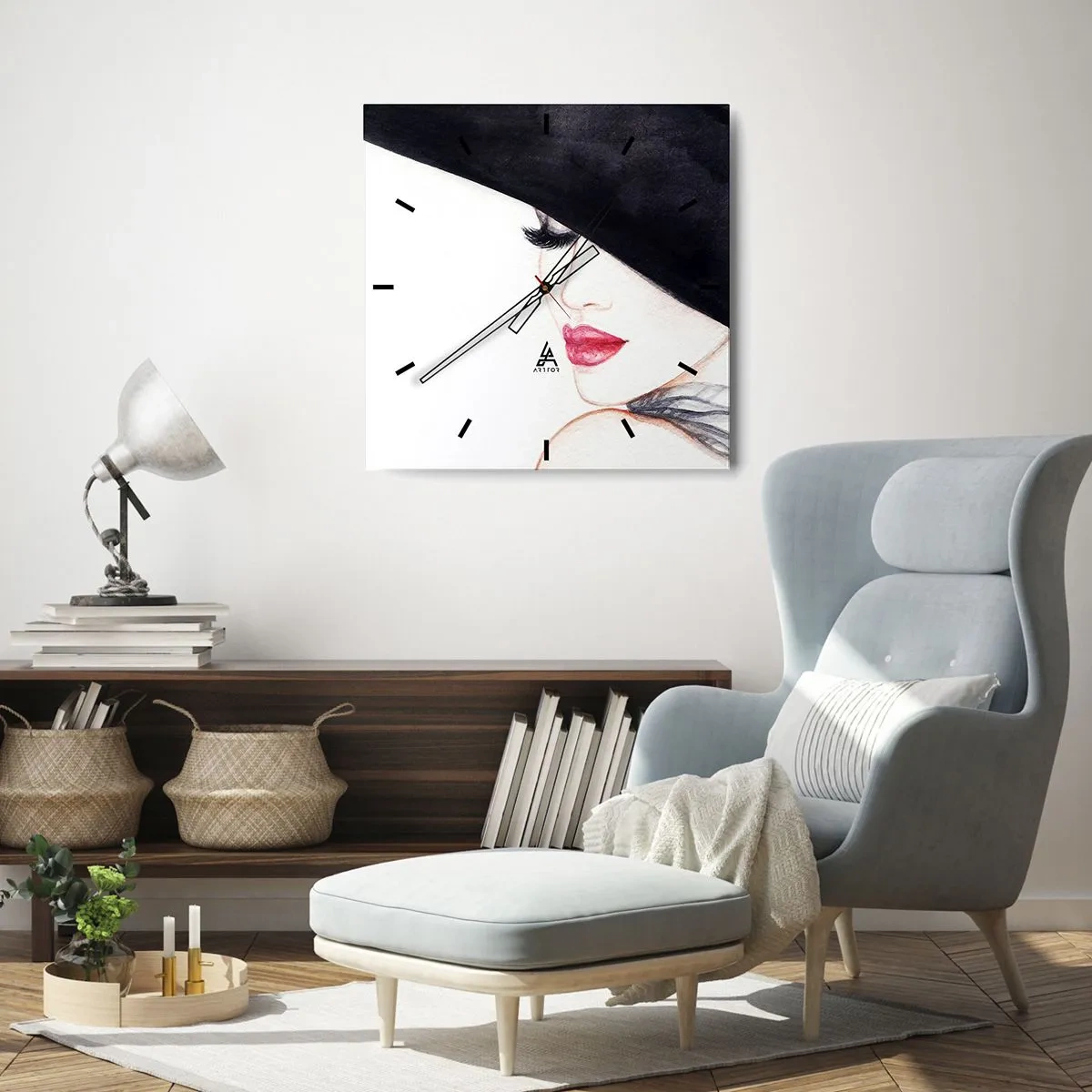 Reloj de pared - Reloj de vidrio - Una ilustración sutil de una mujer con un sombrero negro y labios rojos. - 30x30cm - Elegancia y sensualidad - Decoración de pared moderna para salón y dormitorio ARTTOR