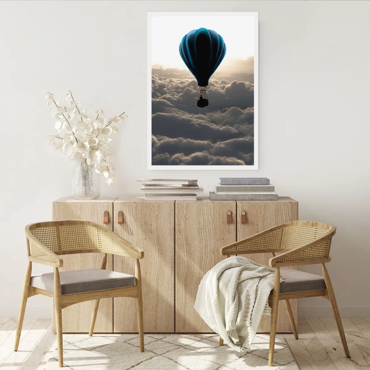 Póster - Un globo negro flotando sobre las nubes. - 50x70cm - Un viajero por encima de las nubes - Decoración de pared moderna para salón y dormitorio ARTTOR