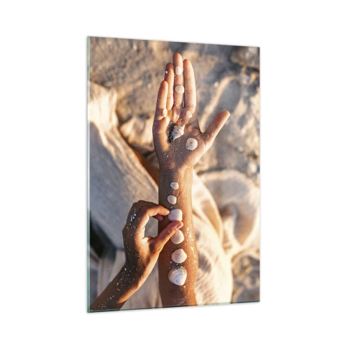 Cuadro sobre vidrio - Impresiones sobre Vidrio - Manos de niño con conchas marinas sobre un fondo de arena y tela. - 50x70cm - La belleza al alcance de la mano - Decoración de pared moderna para salón y dormitorio ARTTOR