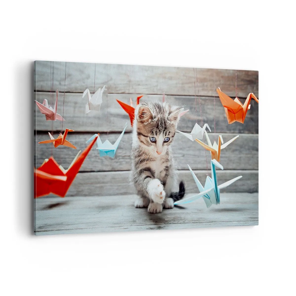 Cuadro sobre lienzo - Impresión de Imagen - Un gatito jugando con grullas de papel de origami colgantes. - 120x80cm - La primera lección - Decoración de pared moderna para salón y dormitorio ARTTOR