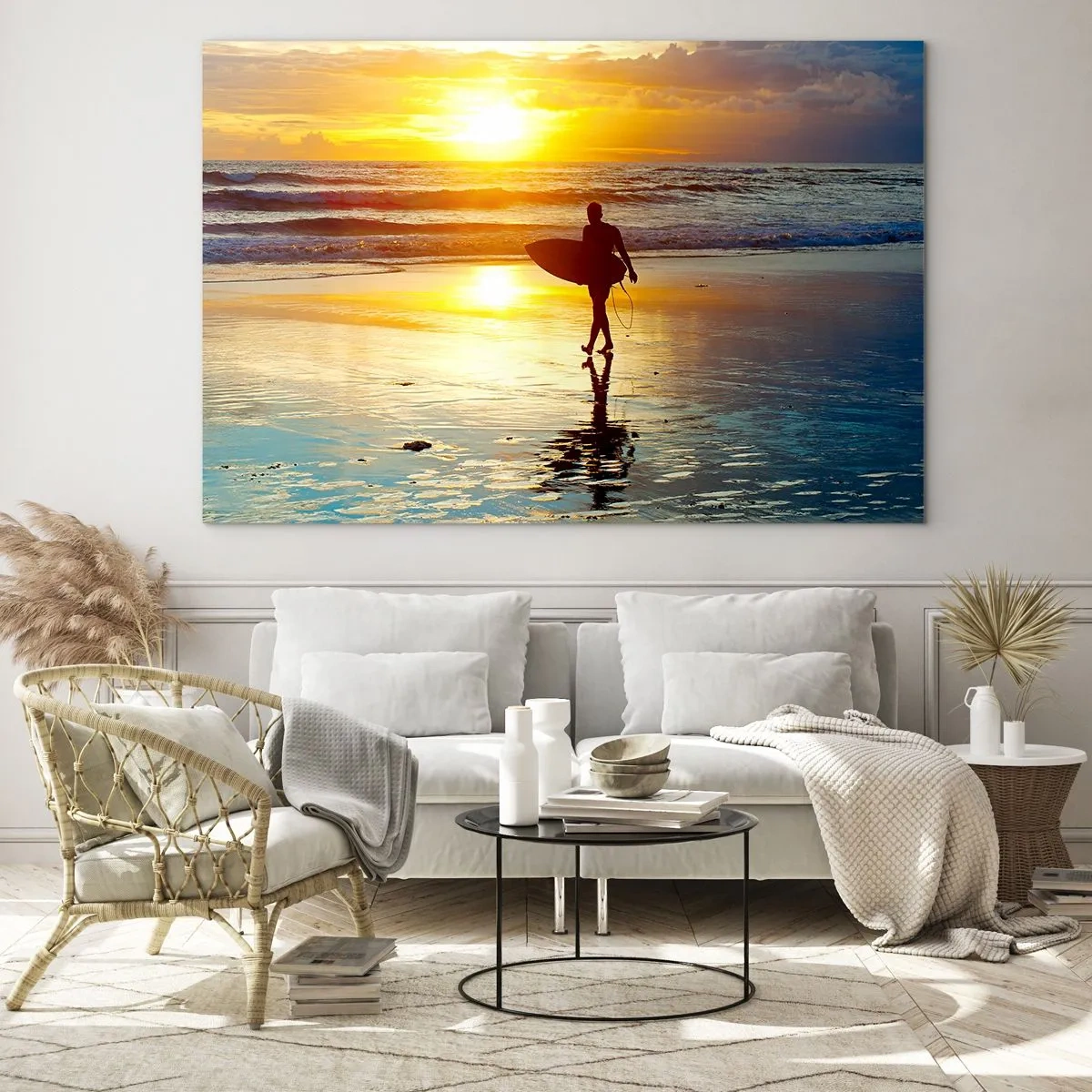 Cuadro sobre vidrio - Impresiones sobre Vidrio - Un surfista caminando por la playa al atardecer con su tabla. - 70x50cm - El regreso del guerrero - Decoración de pared moderna para salón y dormitorio ARTTOR