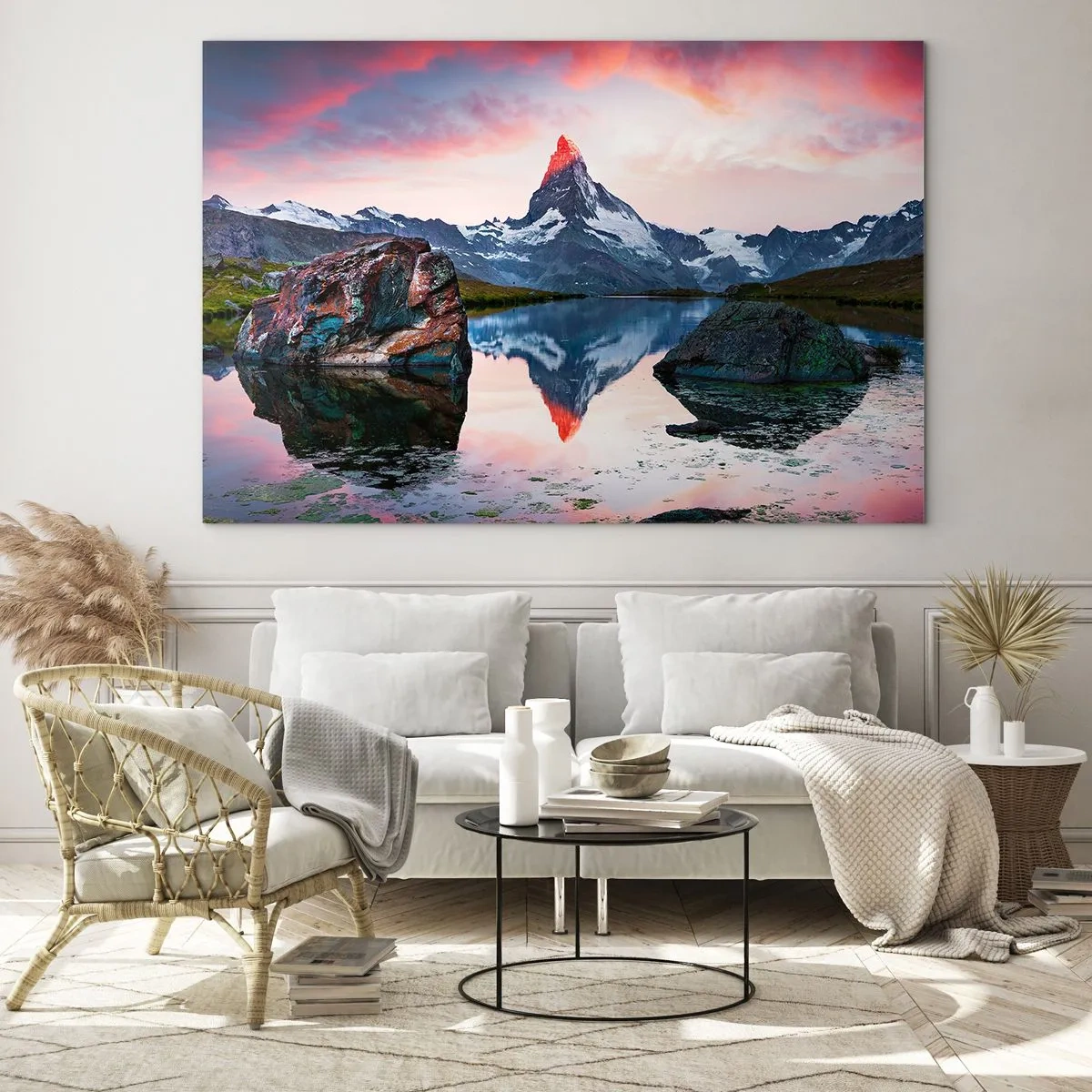 Cuadro sobre vidrio - Impresiones sobre Vidrio - Un pico de montaña reflejado en la tranquila superficie de un lago al atardecer. - 120x80cm - El corazón de las montañas arde - Decoración de pared moderna para salón y dormitorio ARTTOR