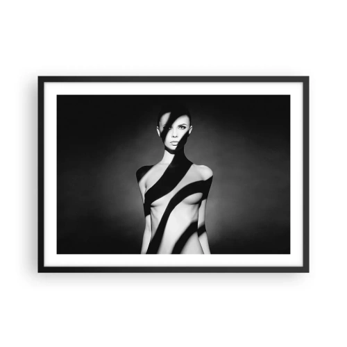 Póster en marco negro - Retrato en blanco y negro de una mujer en luz y sombra. - 70x50cm - En la luz y en la sombra - Decoración de pared moderna para salón y dormitorio ARTTOR