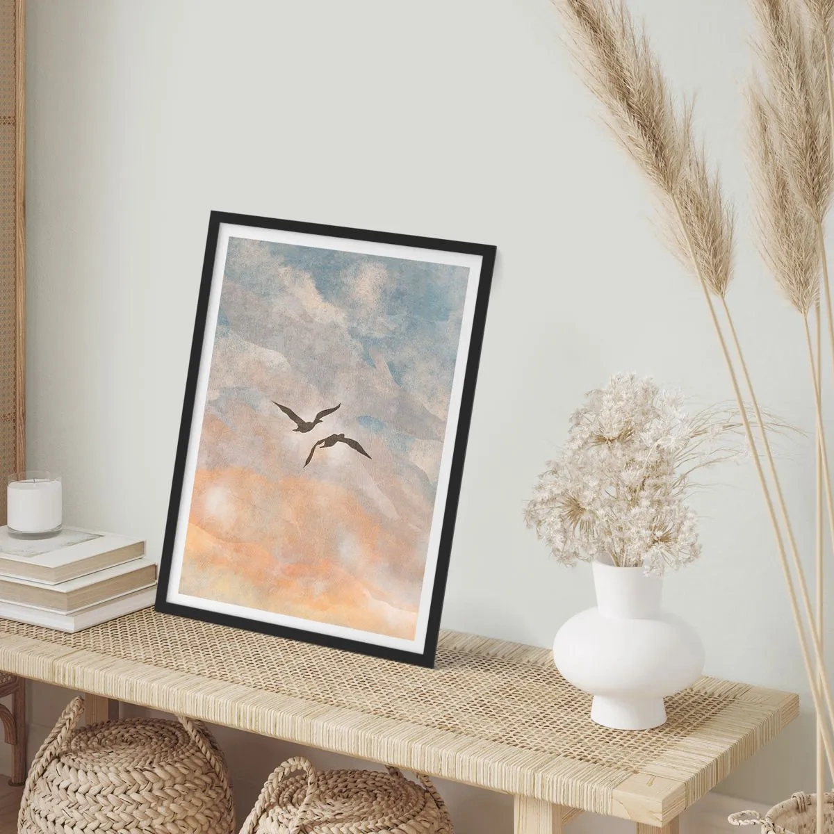 Póster en marco negro - Dos pájaros volando contra el cielo, en delicados tonos azules y naranjas. - 50x70cm - Danza del cielo - Decoración de pared moderna para salón y dormitorio ARTTOR