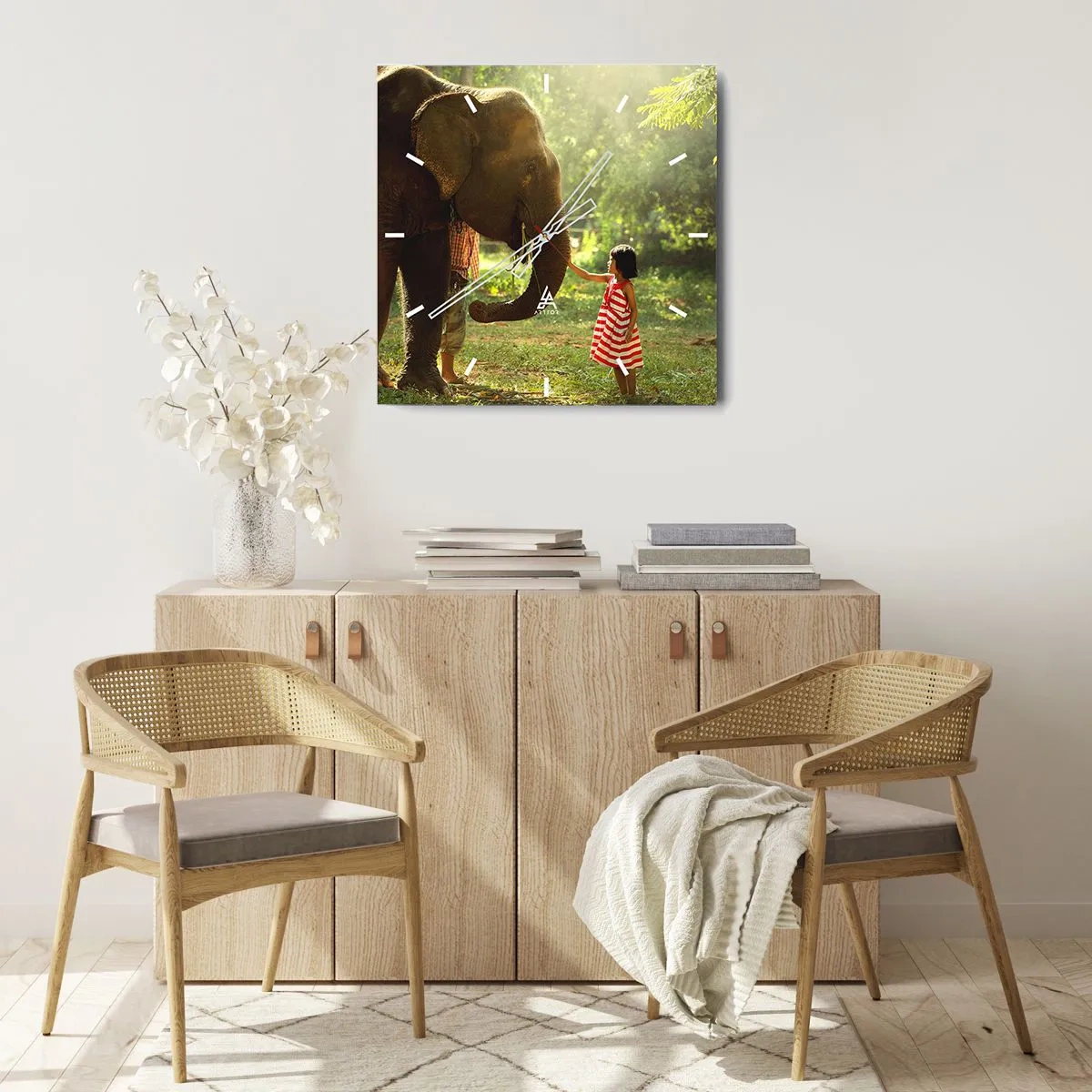 Reloj de pared - Reloj de vidrio - Una niña con un vestido rojo tocando un elefante en el bosque. - 30x30cm - El poder de la amistad - Decoración de pared moderna para salón y dormitorio ARTTOR