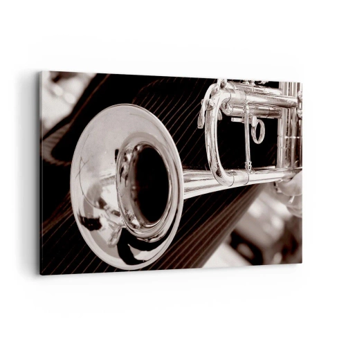 Cuadro sobre lienzo - Impresión de Imagen - Un primer plano de una trompeta plateada sobre un elegante fondo de tela. - 120x80cm - Viaje musical a los años 30. - Decoración de pared moderna para salón y dormitorio ARTTOR