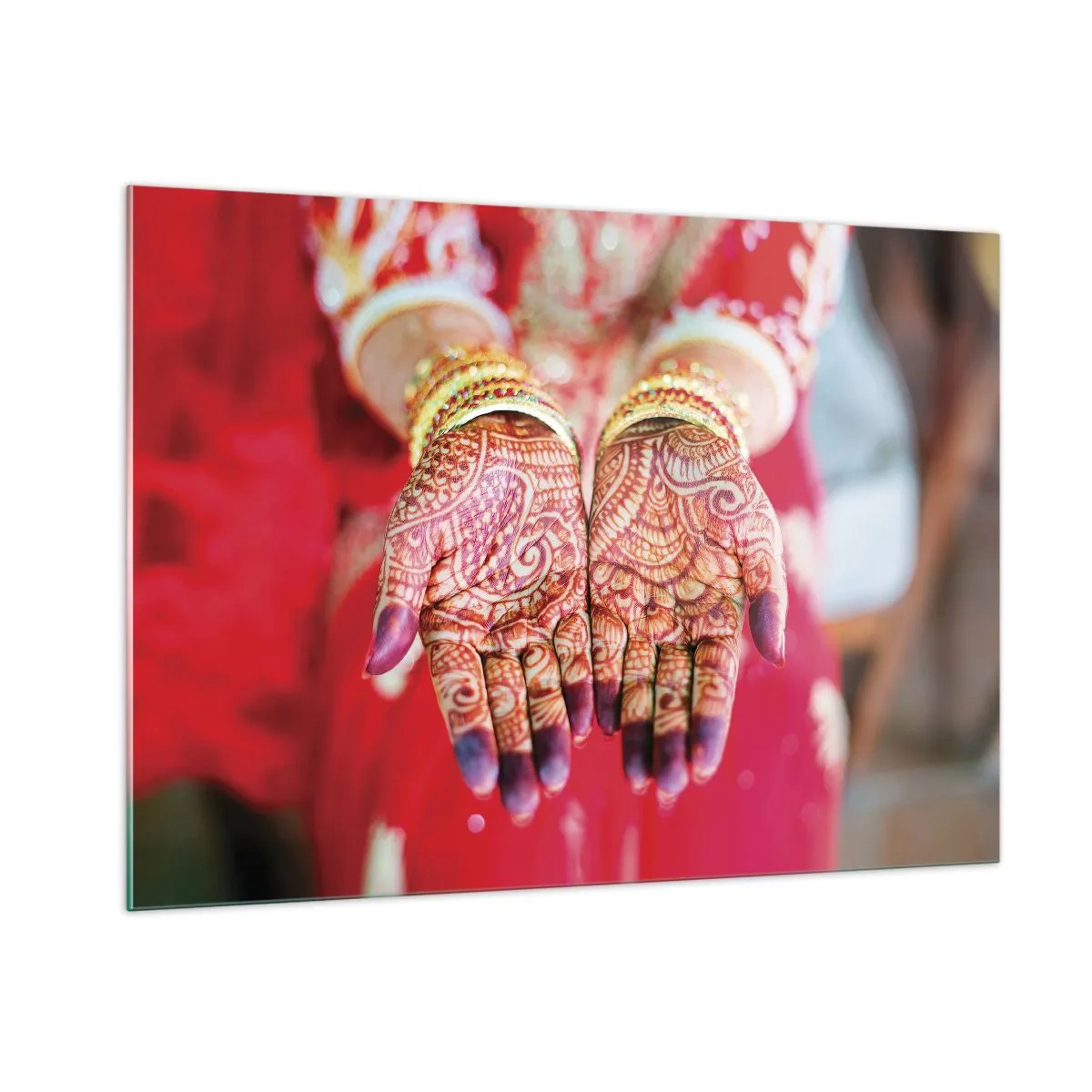 Cuadro sobre vidrio - Impresiones sobre Vidrio - Manos con henna en atuendo tradicional sobre un fondo rojo. - 100x70cm - Ritual con las manos - Decoración de pared moderna para salón y dormitorio ARTTOR