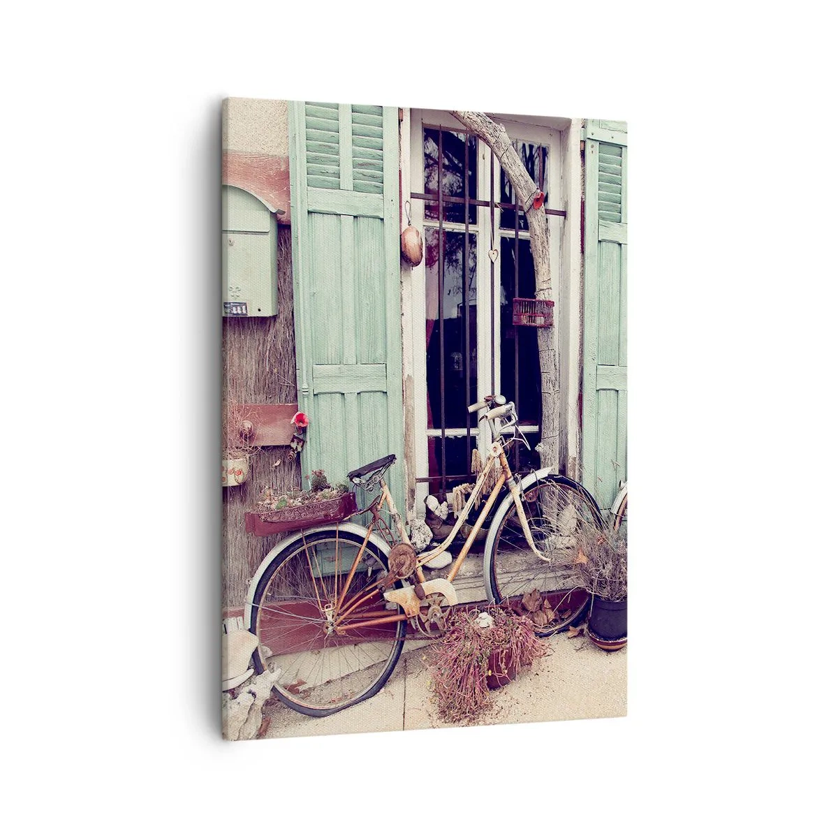 Cuadro sobre lienzo - Impresión de Imagen - Bicicletas antiguas frente a una puerta de madera con contraventanas en tonos pastel. - 50x70cm - La vida rural - Decoración de pared moderna para salón y dormitorio ARTTOR