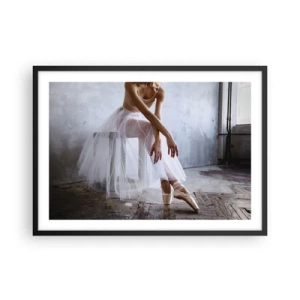 Póster en marco negro - Una bailarina en una pose delicada sobre un fondo industrial. - 70x50cm - Antes de que brillen las luces del escenario - Decoración de pared moderna para salón y dormitorio ARTTOR