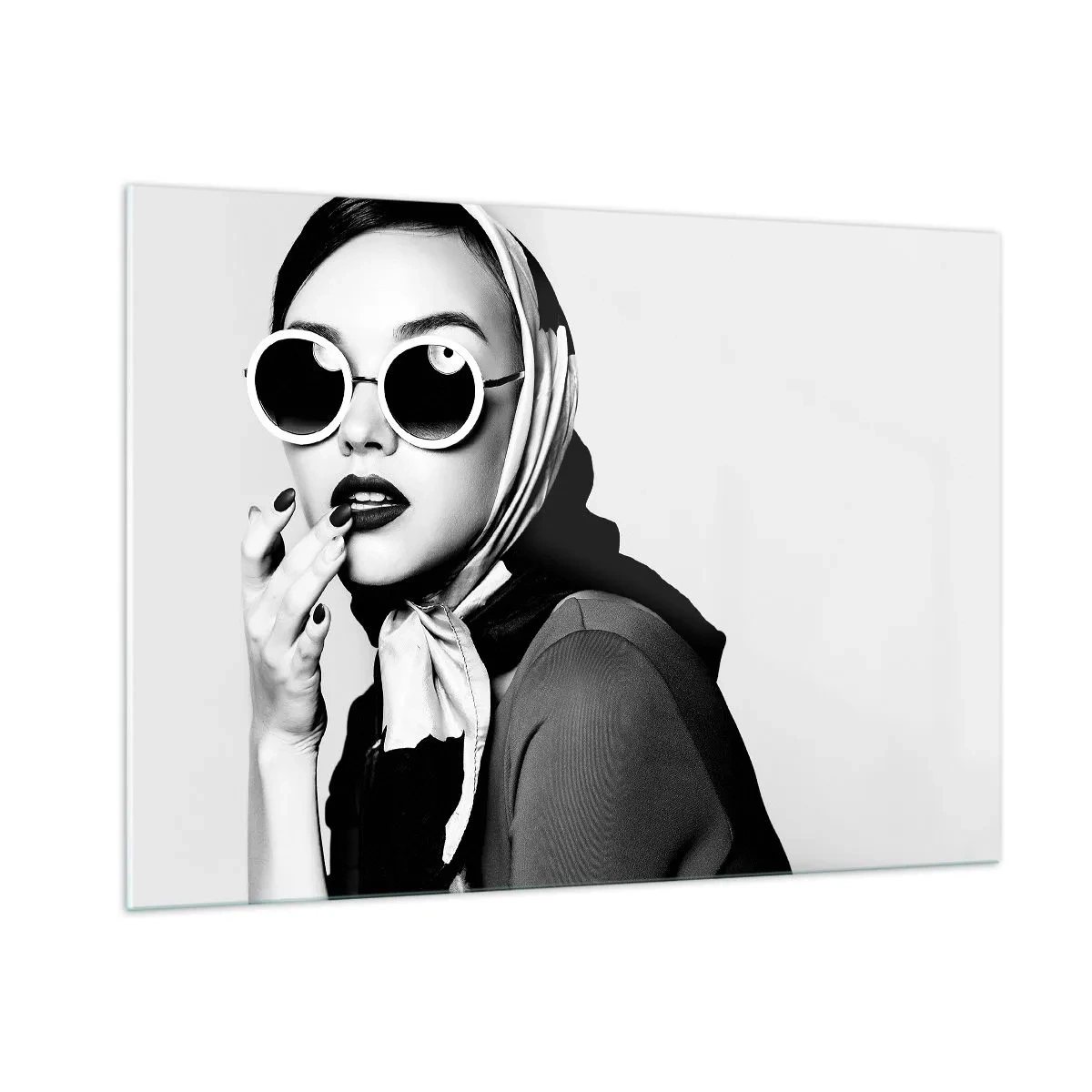 Cuadro sobre vidrio - Impresiones sobre Vidrio - Mujer elegante con gafas y una bufanda blanca y negra. - 100x70cm - Saludos desde los años 60 - Decoración de pared moderna para salón y dormitorio ARTTOR