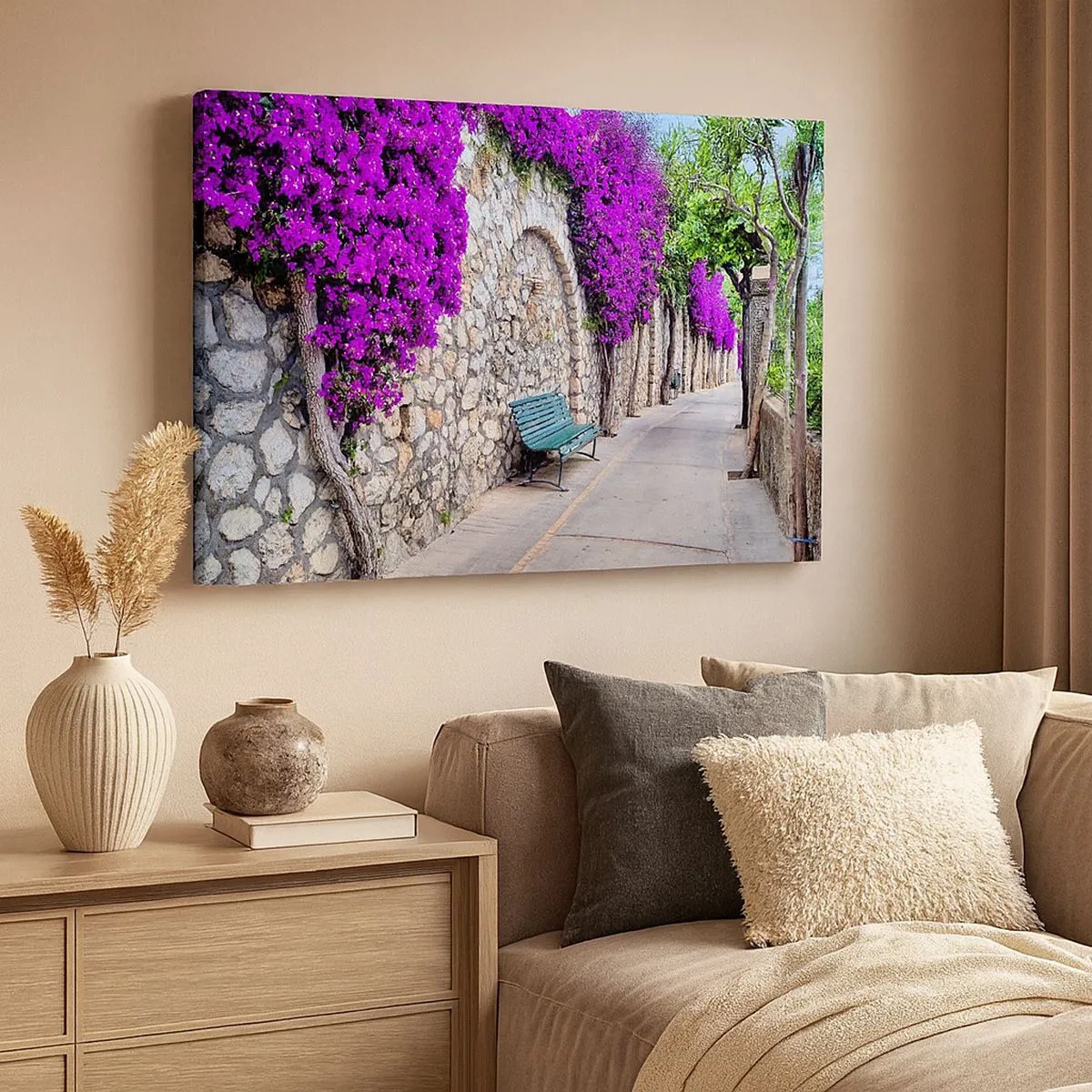 Cuadro sobre lienzo - Impresión de Imagen - Un camino de piedra con un banco y flores moradas en flor. - 70x50cm - Punto de reunión - Decoración de pared moderna para salón y dormitorio ARTTOR