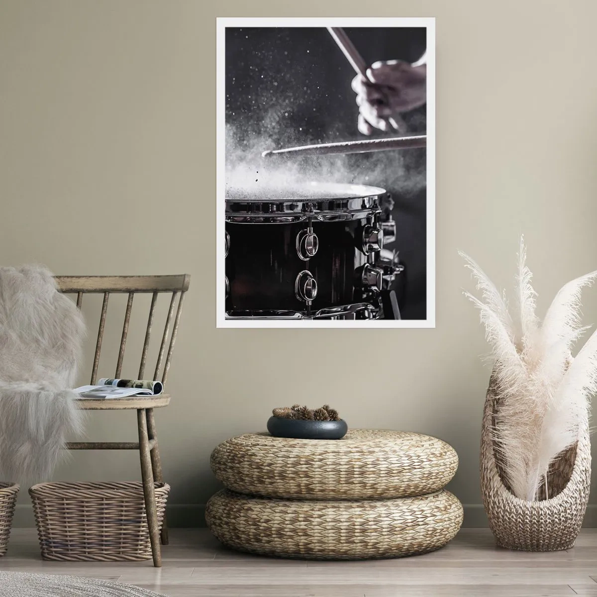 Póster - Tambores golpeados con baquetas con efecto de pólvora pulverizada - 50x70cm - El pulso de la música - Decoración de pared moderna para salón y dormitorio ARTTOR