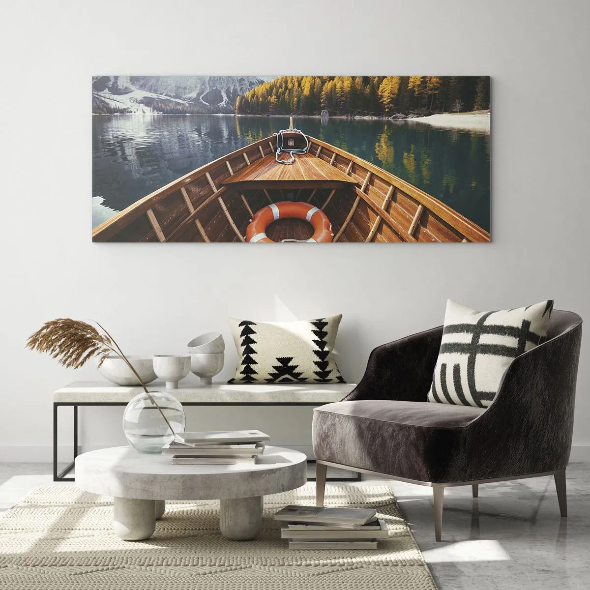 Cuadro sobre vidrio - Impresiones sobre Vidrio - Un barco de madera en un lago de montaña rodeado de bosque. - 140x50cm - Viaje a la montaña - Decoración de pared moderna para salón y dormitorio ARTTOR