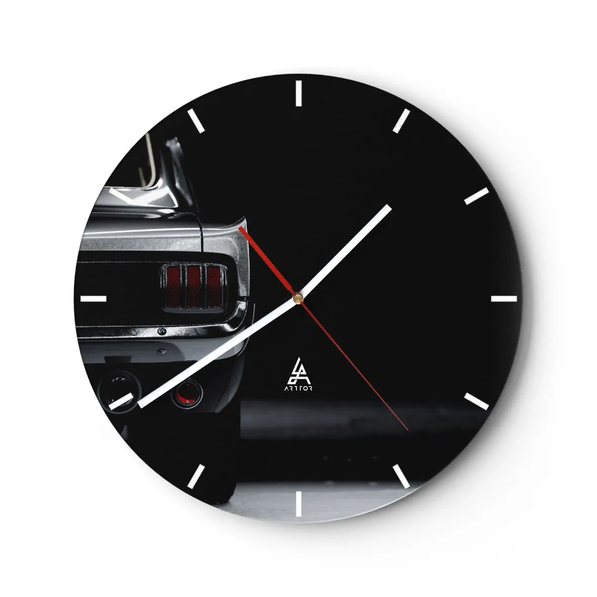 Reloj de pared - Reloj de vidrio - La parte trasera de un coche clásico en elegantes tonos negros y plateados. - 30x30cm - El encanto de los clásicos - Decoración de pared moderna para salón, cocina y dormitorio ARTTOR
