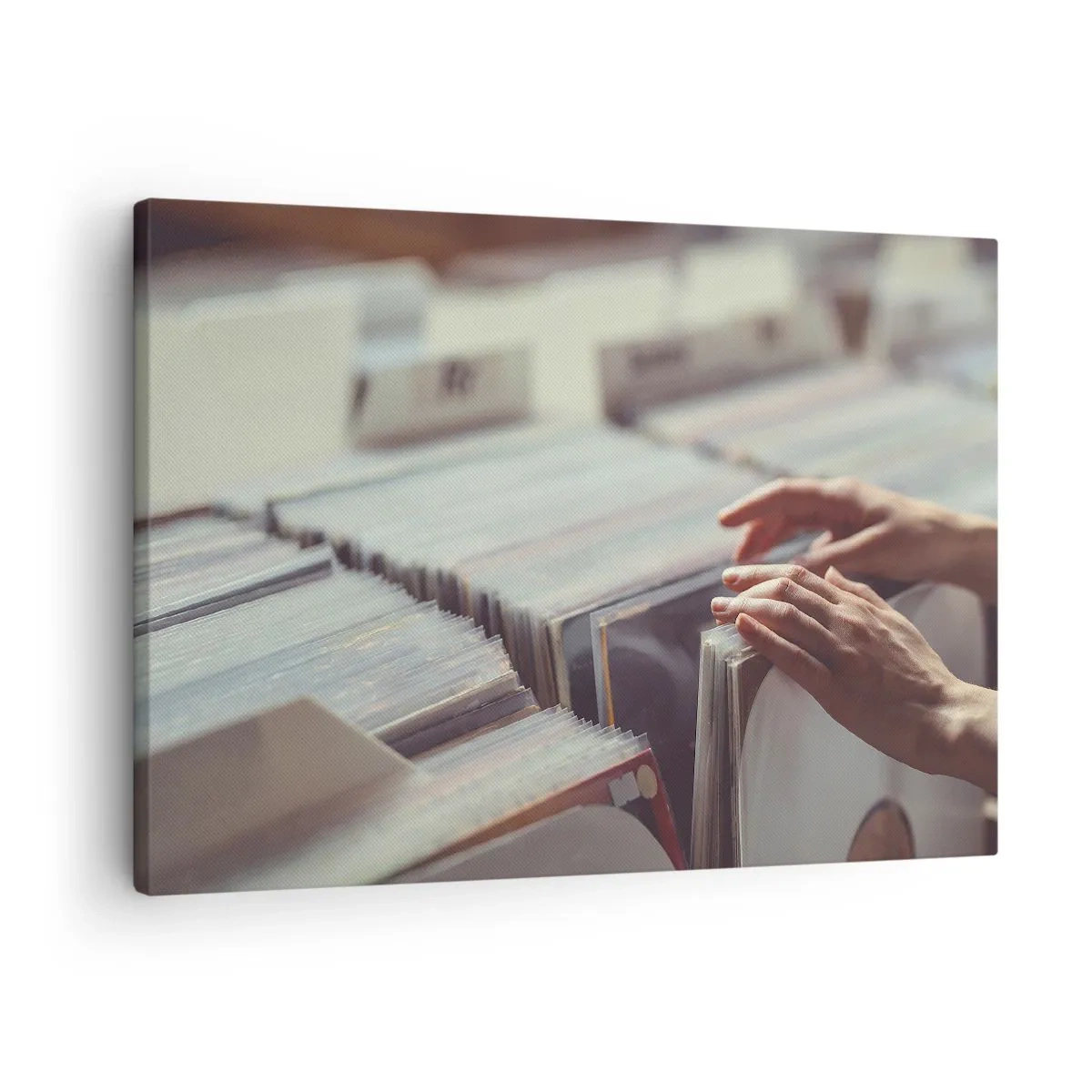 Cuadro sobre lienzo - Impresión de Imagen - Manos mirando a través de una colección de vinilos - 70x50cm - En busca de emociones - Decoración de pared moderna para salón y dormitorio ARTTOR