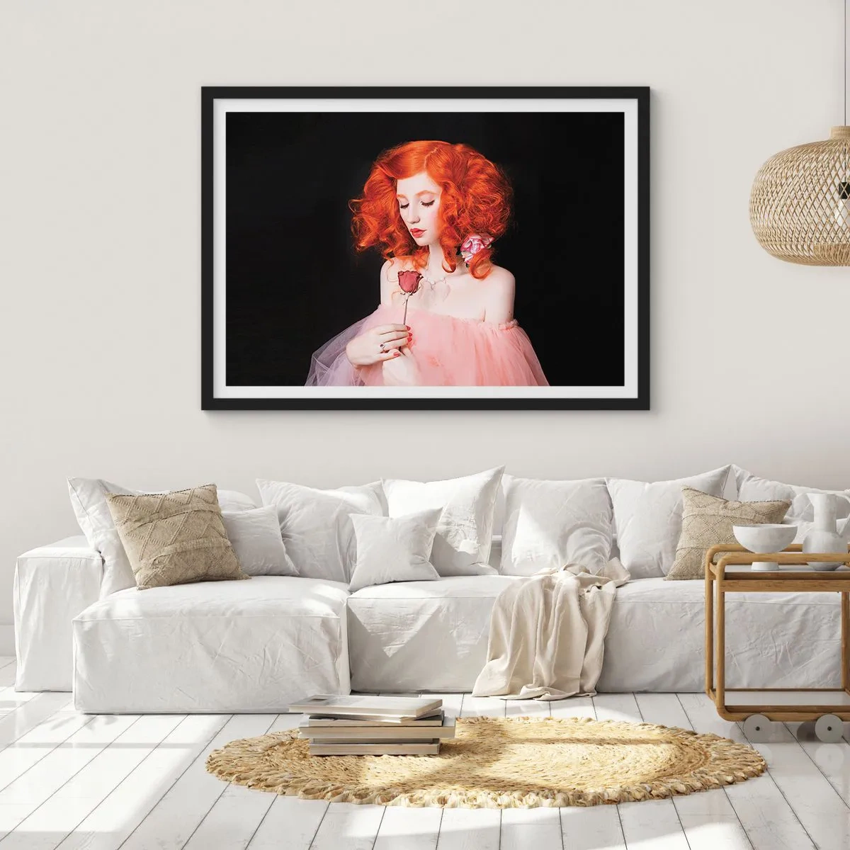 Póster en marco negro - Una mujer con cabello rojo sosteniendo una rosa. - 100x70cm - En estilo barroco - Decoración de pared moderna para salón y dormitorio ARTTOR