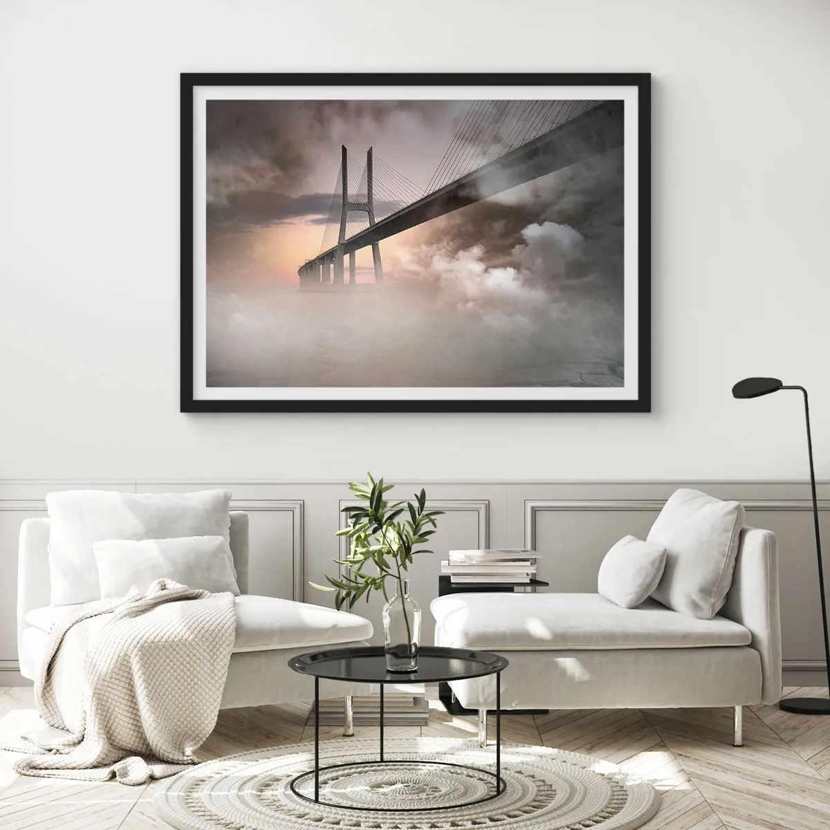 Póster en marco negro - Un puente sobre un río rodeado de niebla por la mañana. - 100x70cm - Junto al río que no existe - Decoración de pared moderna para salón y dormitorio ARTTOR