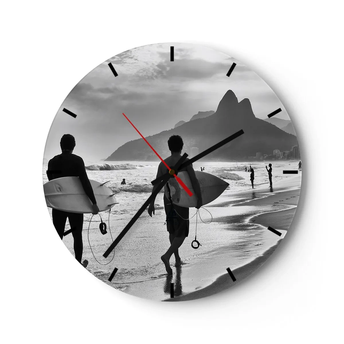 Reloj de pared - Reloj de vidrio - Dos surfistas en la playa en un paisaje en blanco y negro. - 30x30cm - Samba para una ola - Decoración de pared moderna para salón, cocina y dormitorio ARTTOR