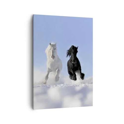 Cuadro sobre lienzo - Impresión de Imagen - Un caballo blanco y uno negro galopando por la nieve. - 50x70cm - Galope blanco y negro - Decoración de pared moderna para salón y dormitorio ARTTOR