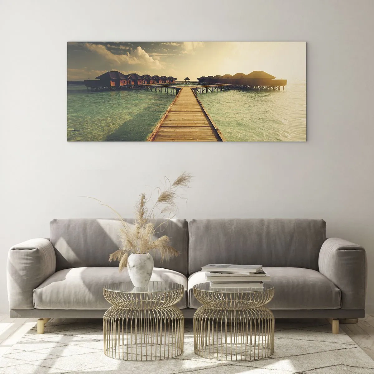 Cuadro sobre vidrio - Impresiones sobre Vidrio - Un embarcadero de madera que conduce a las casas sobre el agua, iluminadas por los rayos del sol. - 160x50cm - Una cálida invitación - Decoración de pared moderna para salón y dormitorio ARTTOR