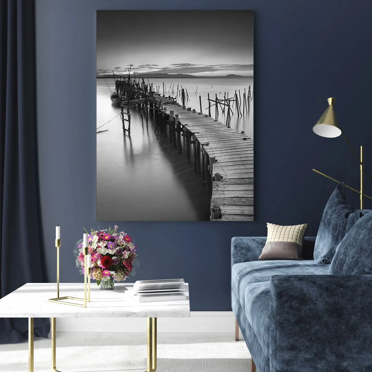 Cuadro sobre vidrio - Impresiones sobre Vidrio - Una vista en blanco y negro de un embarcadero de madera sobre el agua. - 50x70cm - La calma de una orilla olvidada - Decoración de pared moderna para salón y dormitorio ARTTOR