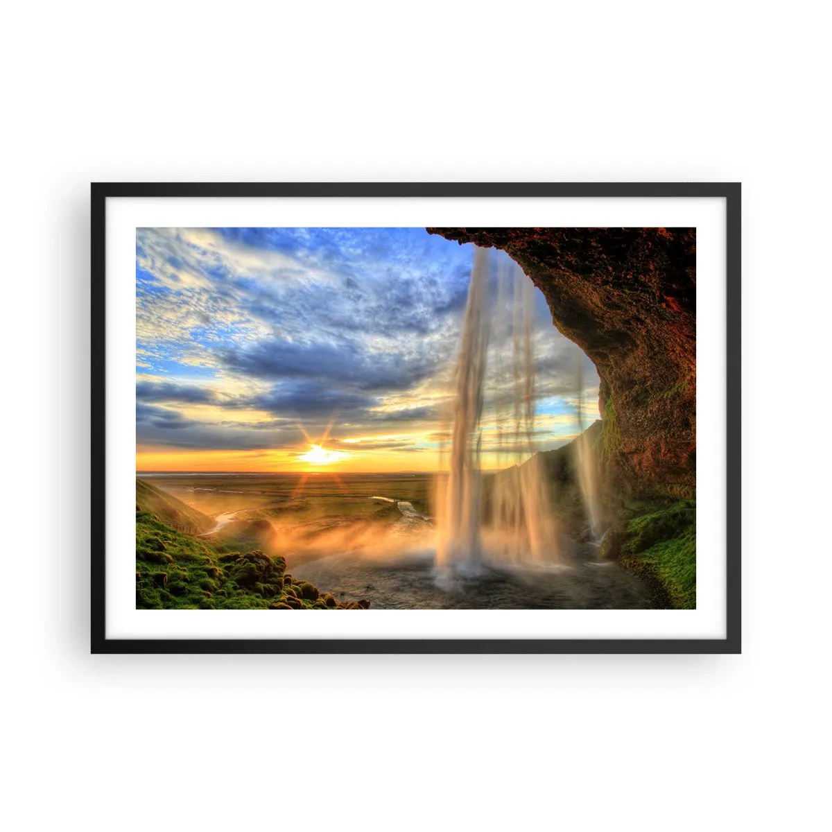 Póster en marco negro - Una cascada iluminada por la luz del sol con un paisaje como telón de fondo. - 70x50cm - El mundo tras el velo de las gotas - Decoración de pared moderna para salón y dormitorio ARTTOR