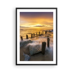 Póster en marco negro - Puesta de sol sobre el mar con postes de madera en la playa - 50x70cm - La cruda belleza del Báltico - Decoración de pared moderna para salón y dormitorio ARTTOR