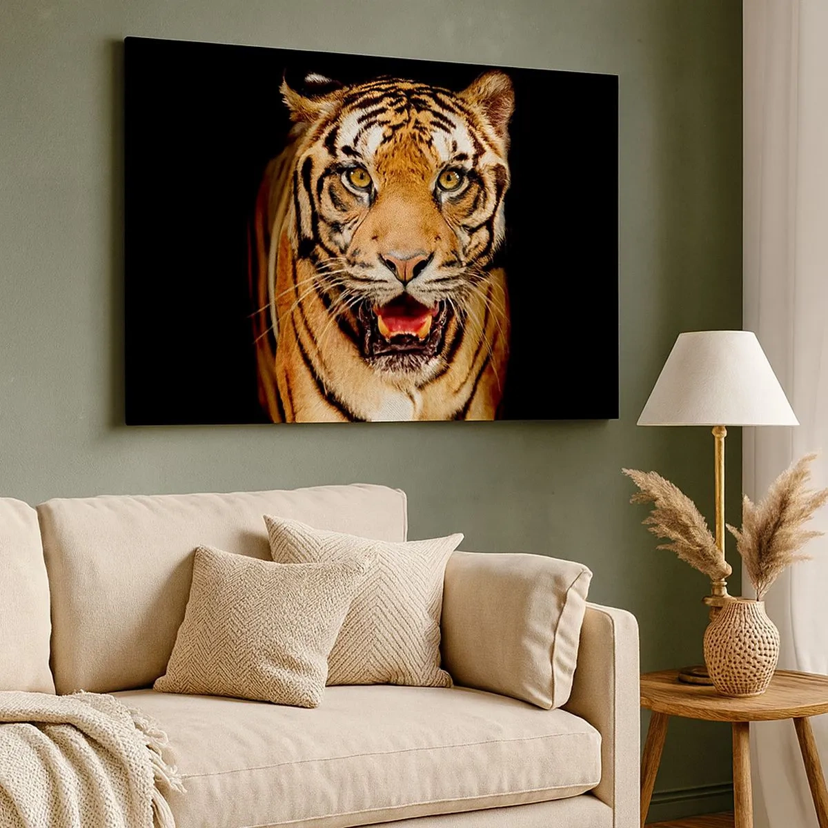 Cuadro sobre lienzo - Impresión de Imagen - Un tigre con la boca abierta sobre un fondo negro. - 70x50cm - Salvaje de corazón - Decoración de pared moderna para salón y dormitorio ARTTOR