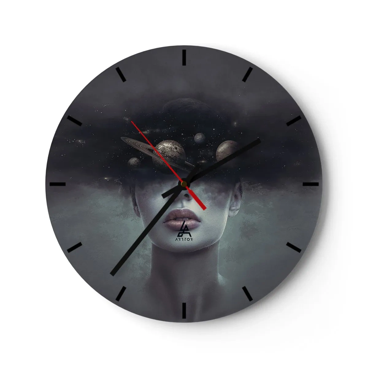 Reloj de pared - Reloj de vidrio - Una composición cósmica de planetas en la cabeza de una mujer sobre un fondo oscuro. - 30x30cm - Y los planetas sienten... - Decoración de pared moderna para salón, cocina y dormitorio ARTTOR
