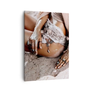 Cuadro sobre lienzo - Impresión de Imagen - Mujer bohemia en la playa con joyas - 50x70cm - Bañada por el sol y la arena - Decoración de pared moderna para salón y dormitorio ARTTOR