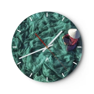 Reloj de pared - Reloj de vidrio - Una persona que lleva un sombrero tradicional sobre un fondo de redes verdes. - 30x30cm - En un mar de redes - Decoración de pared moderna para salón, cocina y dormitorio ARTTOR