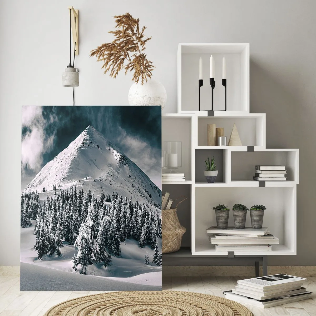 Cuadro sobre vidrio - Impresiones sobre Vidrio - Un pico de montaña cubierto de nieve rodeado de un bosque invernal. - 80x120cm - Tierra de nieve y hielo - Decoración de pared moderna para salón y dormitorio ARTTOR