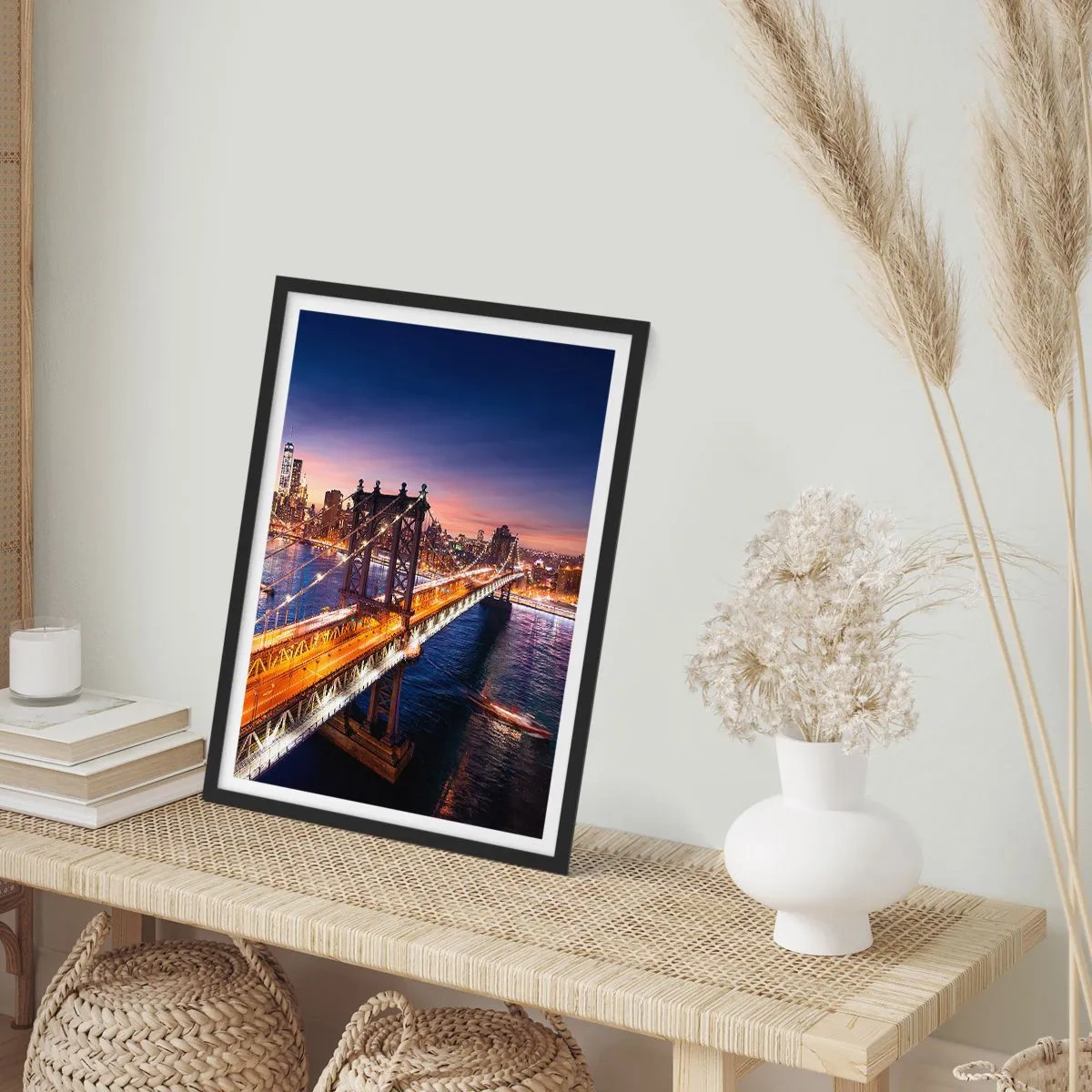 Póster en marco negro - Un puente luminoso hacia el corazón de la ciudad - 61x91 cm