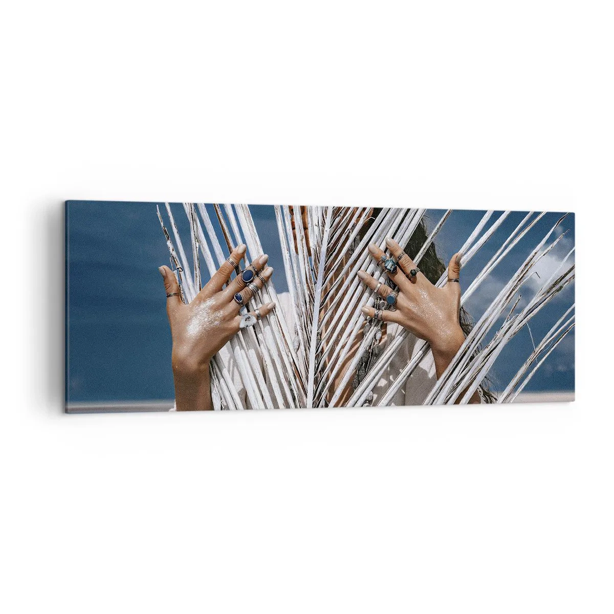 Cuadro sobre lienzo - Impresión de Imagen - Una mujer escondida detrás de hojas de palma con anillos en sus manos. - 140x50cm - ¿La mujer chamana? - Decoración de pared moderna para salón y dormitorio ARTTOR