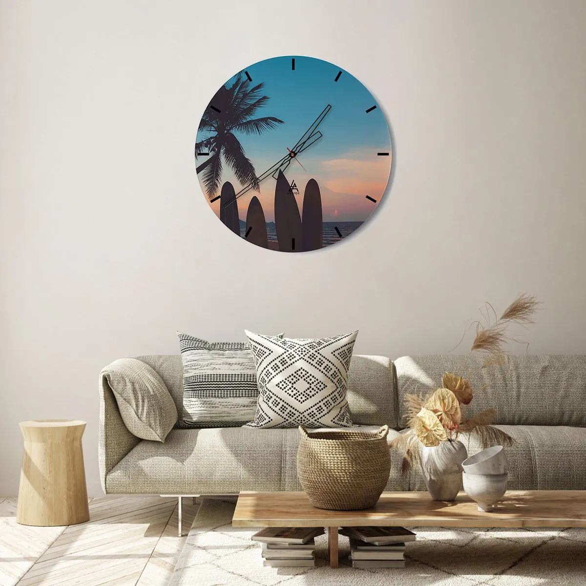 Reloj de pared - Reloj de vidrio - Playa con una palmera y tablas de surf al fondo - 30x30cm - Mañana también disfrutaremos - Decoración de pared moderna para salón, cocina y dormitorio ARTTOR