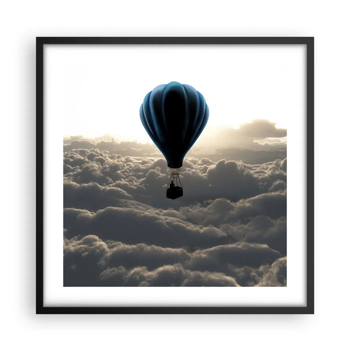 Póster en marco negro - Un viajero por encima de las nubes - 50x50 cm