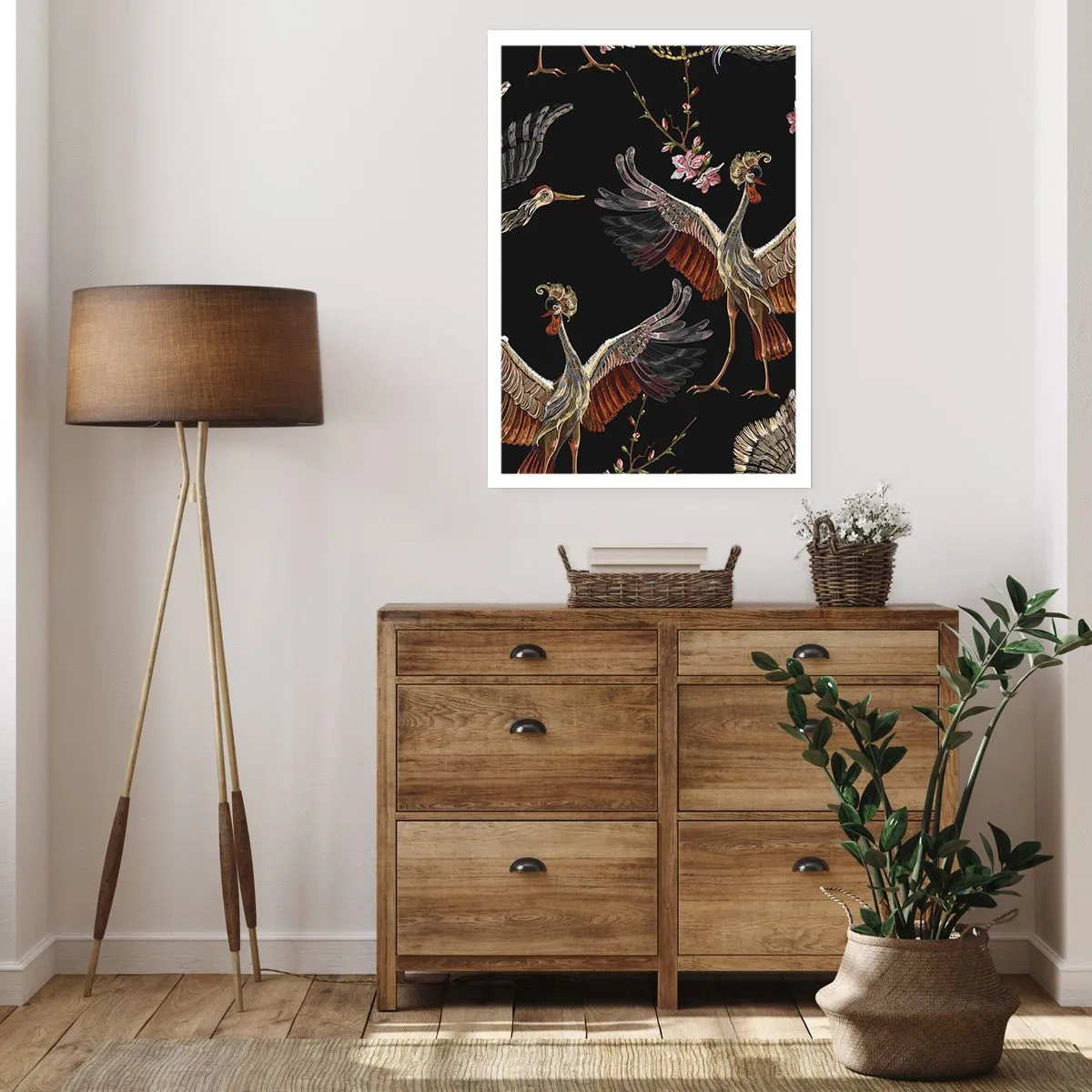 Póster - Elegantes grullas entre flores sobre fondo negro, de estilo oriental. - 50x70cm - Aves de cuento de hadas - Decoración de pared moderna para salón y dormitorio ARTTOR