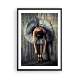 Póster en marco negro - Una elegante bailarina en una pose clásica frente a una pared sin rematar. - 50x70cm - Cuando la música se detiene - Decoración de pared moderna para salón y dormitorio ARTTOR