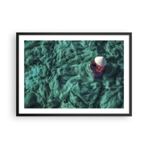 Póster en marco negro - Una persona con sombrero entre redes de pesca verdes. - 70x50cm - En un mar de redes - Decoración de pared moderna para salón y dormitorio ARTTOR