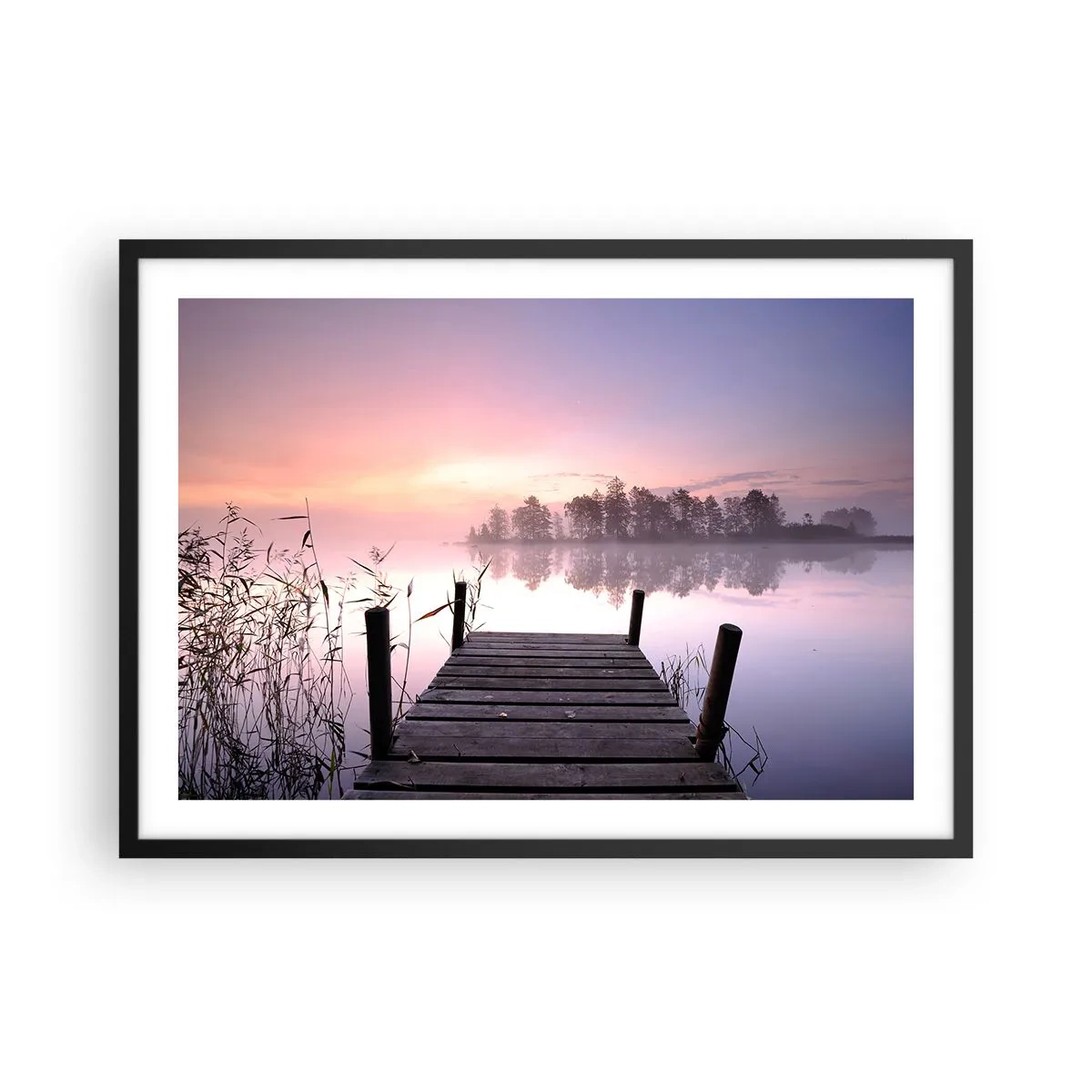 Póster en marco negro - Un embarcadero junto al lago al amanecer con niebla y un cielo pastel. - 70x50cm - De la niebla lila... - Decoración de pared moderna para salón y dormitorio ARTTOR
