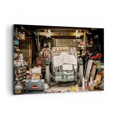 Cuadro sobre lienzo - Impresión de Imagen - Un coche viejo en un garaje rodeado de herramientas y equipos. - 120x80cm - Volver al pasado - Decoración de pared moderna para salón y dormitorio ARTTOR