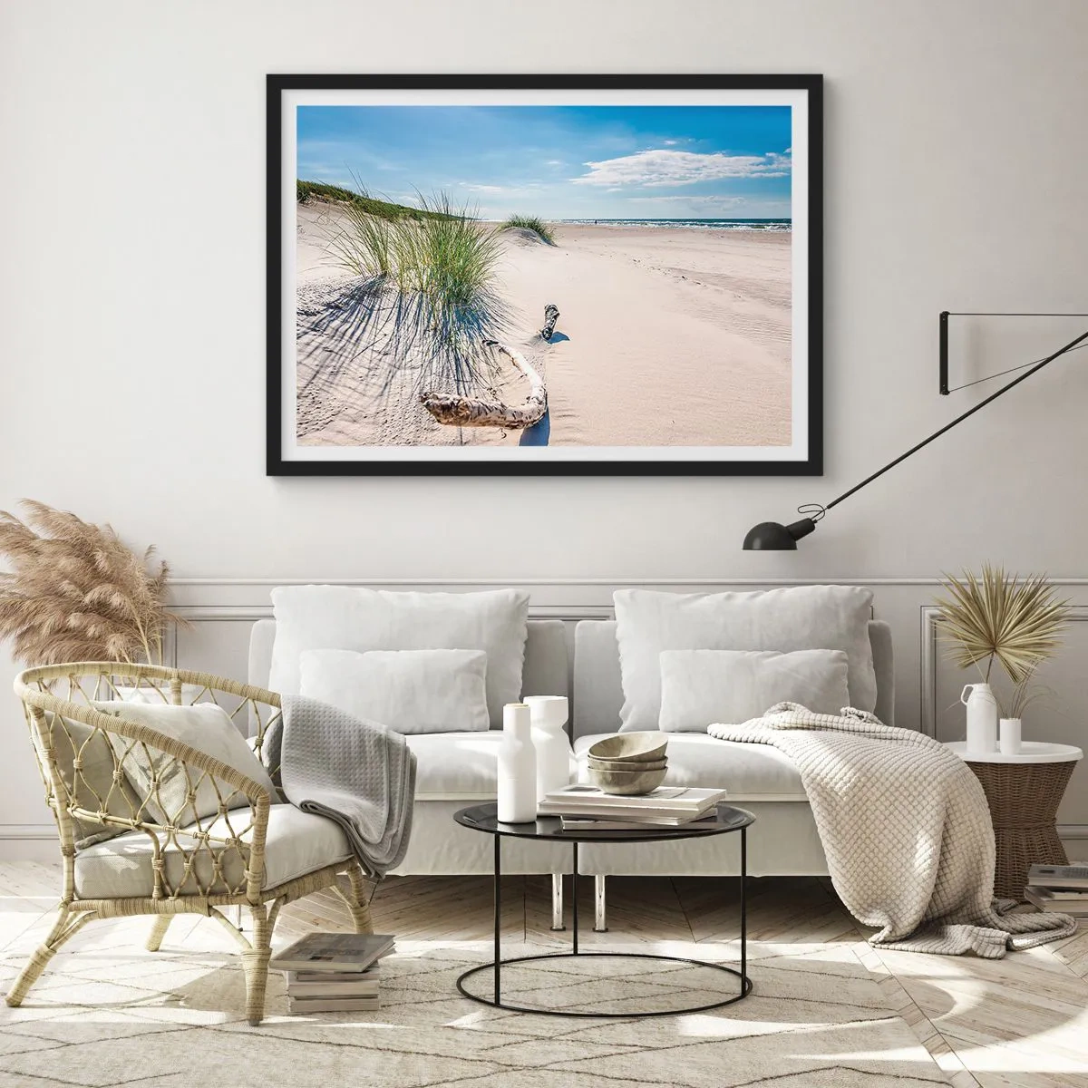 Póster en marco negro - Una playa báltica con arena, césped y un cielo azul tranquilo. - 70x50cm - ¿La más bella? Báltico - Decoración de pared moderna para salón y dormitorio ARTTOR