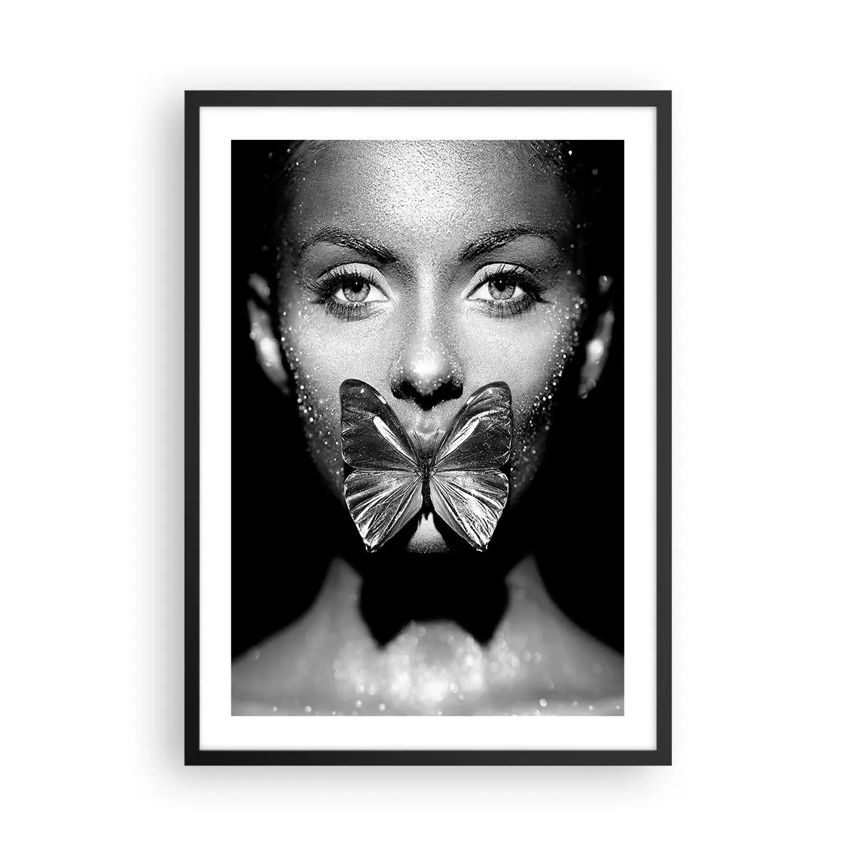 Póster en marco negro - Retrato de una mujer con una mariposa en los labios en blanco y negro - 50x70cm - Beso de mariposa - Decoración de pared moderna para salón y dormitorio ARTTOR
