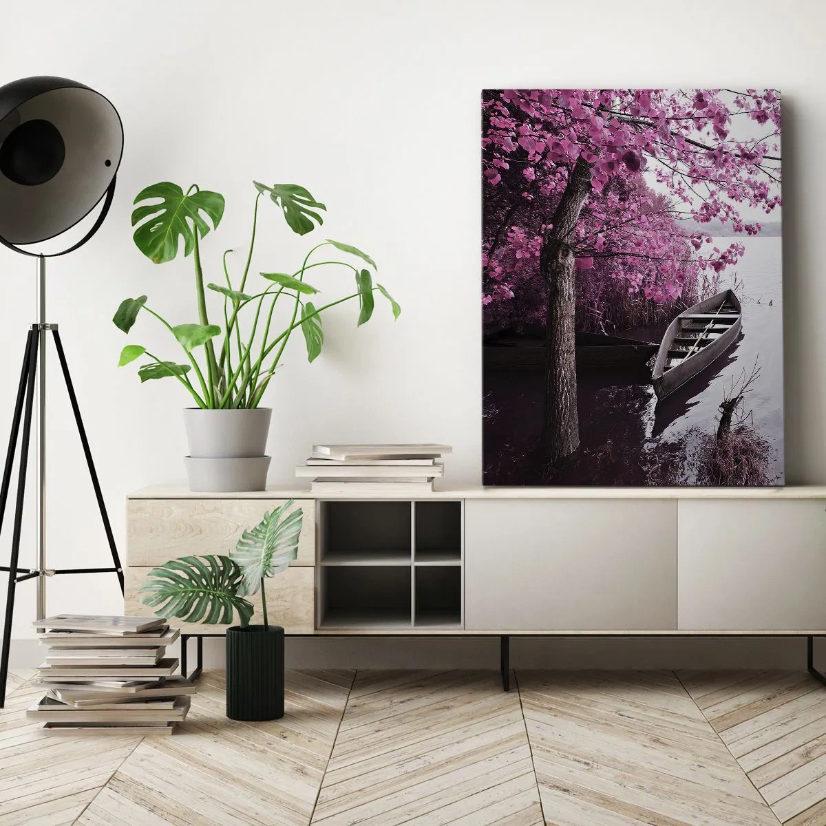 Cuadro sobre lienzo - Impresión de Imagen - Un barco en la orilla de un lago entre árboles rosados. - 70x100cm - En el silencio rosa - Decoración de pared moderna para salón y dormitorio ARTTOR