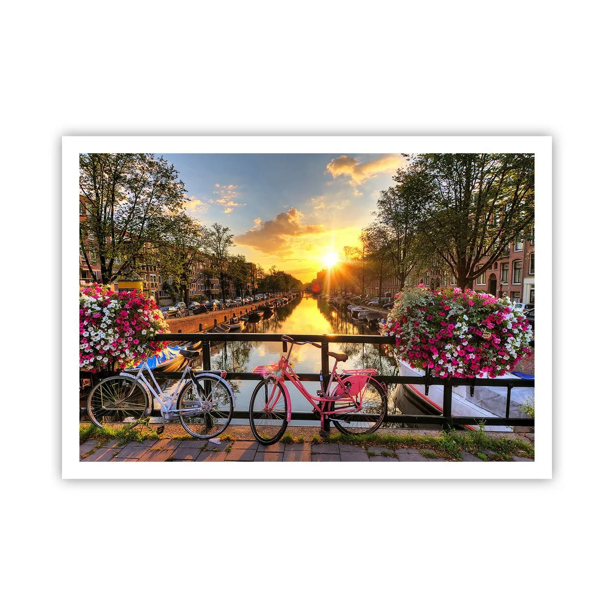 Póster - Bicicletas en un puente bajo el resplandor del sol poniente. - 100x70cm - Mañana de primavera en Ámsterdam - Decoración de pared moderna para salón y dormitorio ARTTOR