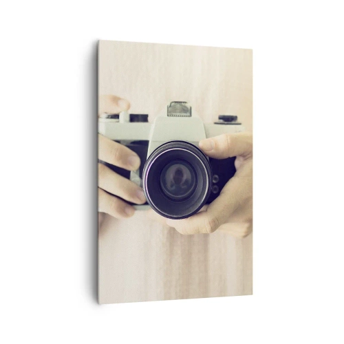 Cuadro sobre lienzo - Impresión de Imagen - Cámara retro sostenida en las manos contra un fondo claro - 80x120cm - Una visión diferente - Decoración de pared moderna para salón y dormitorio ARTTOR